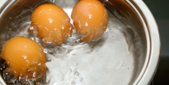 Astuce pour enlever la coquille d’un œuf facilement ?