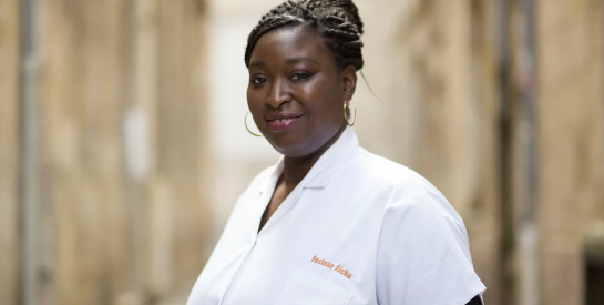 Aïcha N'doye chante à l'oreille des patientes