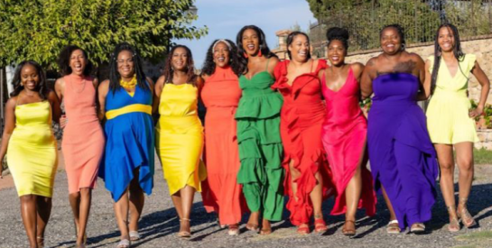 Couleurs vives : comment les porter avec élégance sans surcharger sa tenue ?