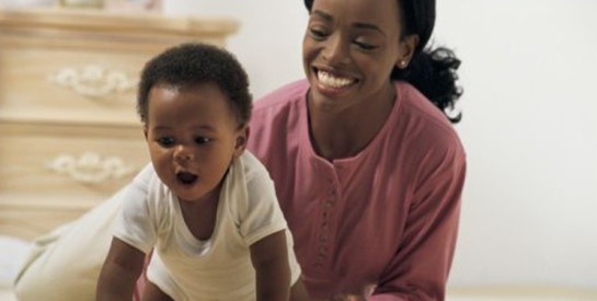 Bébé grandit : ces petits changements qui montrent qu’il devient plus autonome