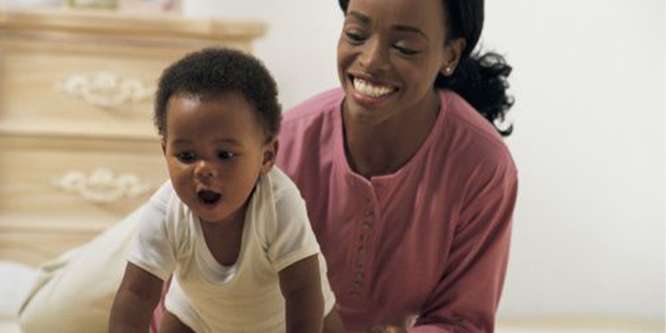 Bébé grandit : ces petits changements qui montrent qu’il devient plus autonome