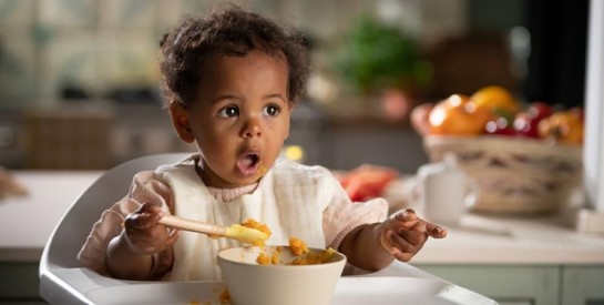 Bébé découvre les aliments : comment savoir quand il est prêt à commencer la diversification