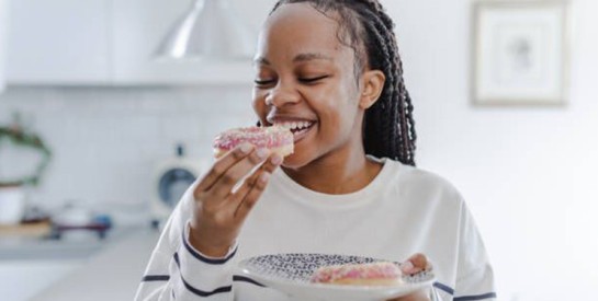 Vous avez souvent envie de sucre ? Ces habitudes alimentaires peuvent expliquer vos envies