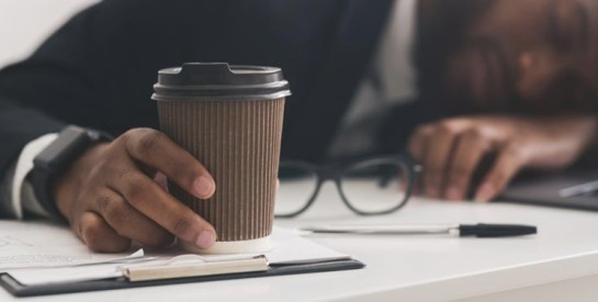 Café avant la sieste : cette astuce peut-elle vraiment vous aider à vous réveiller plus en forme ?