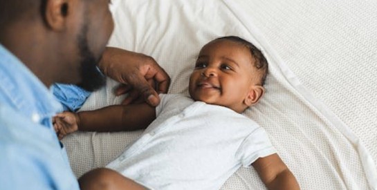 Bébé se réveille plusieurs fois la nuit ? Ces habitudes peuvent perturber son sommeil