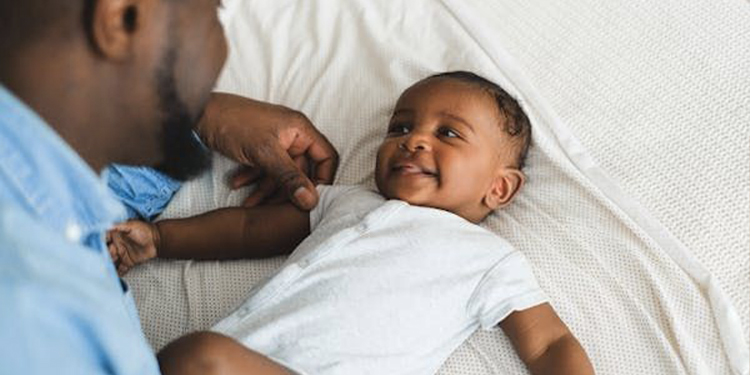 Bébé se réveille plusieurs fois la nuit ? Ces habitudes peuvent perturber son sommeil