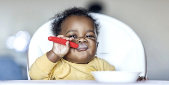 Bébé commence à manger à la cuillère ? Ces signes montrent qu’il est prêt à découvrir de nouvelles textures