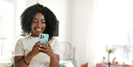 Votre adolescente devient soudain très attachée à son apparence ? Voici ce que cela peut révéler