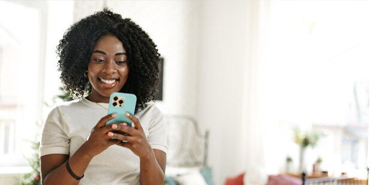 Votre adolescente devient soudain très attachée à son apparence ? Voici ce que cela peut révéler