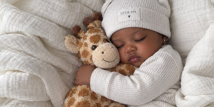 Bébé commence à vouloir tout attraper ? Ces petits gestes peuvent l’aider à découvrir son environnement