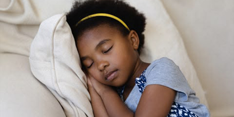Votre enfant a peur de dormir seul ? Comment l’aider à retrouver confiance au moment du coucher