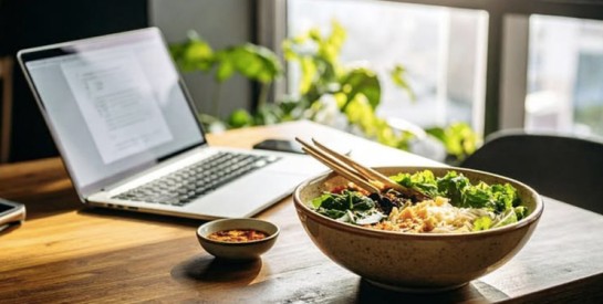 Déjeuner au bureau : composer une assiette complète avec les produits locaux