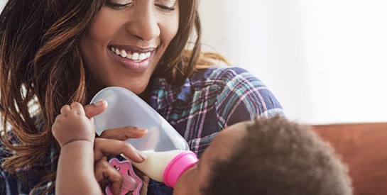 Bébé refuse le biberon : que faire ?