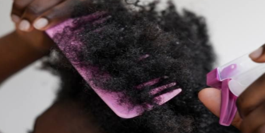 Cheveux emmêlés : les gestes pour les démêler sans casse