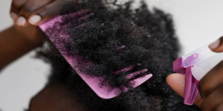 Cheveux emmêlés : les gestes pour les démêler sans casse