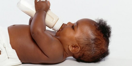Bébé : faut-il lui donner l'eau à boire dès sa naissance?