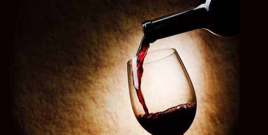 Boire du vin au lit pourrait faire perdre du poids ! Des études nous expliquent tout...