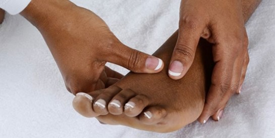 Comment bien faire le massage des pieds soi-même ?