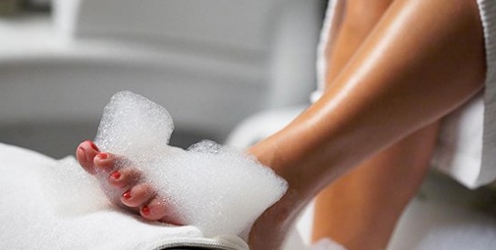 Comment faire un bain de pieds relaxant ?