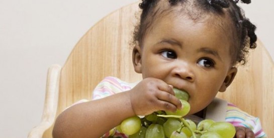 Comment réagir lorsque bébé jette sa nourriture