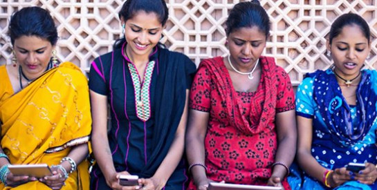 Ségrégation : les femmes privées de smartphones en Inde