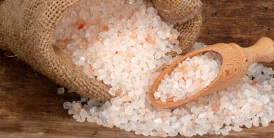 Choisissez le gommage au sel : c`est un soin exfoliant naturel pour la peau