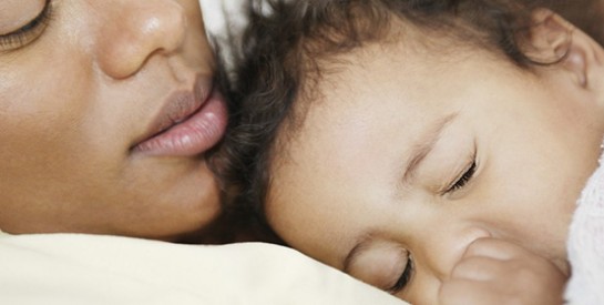 Votre enfant peine à trouver le sommeil ? Lui montrer l'exemple serait imparable