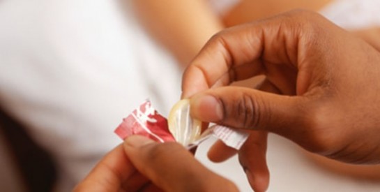 4 manières d`enfiler le préservatif qui excitent à fond